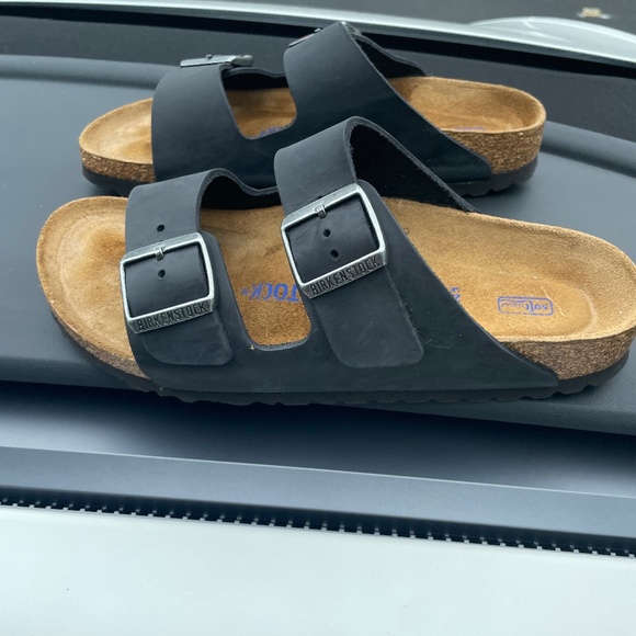BIRKENSTOCK ARIZONA UNISEX SANDAL IN BLACK OIL LEATHER  Black leather Birkenstocks